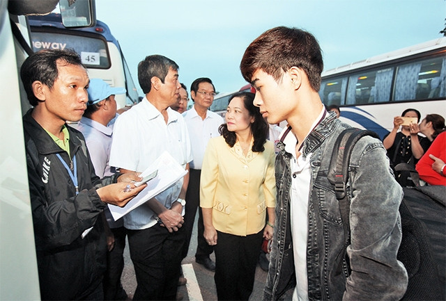 Người lao động về quê dịp Tết bằng những "chuyến xe nghĩa tình" do Công đoàn cơ sở và Liên đoàn Lao động TP Hồ Chí Minh tổ chức.