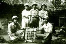 Bảng gỗ gắn 24 viên từ dùng để phá quả bom từ trường đầu tiên ngày 10-10-1967 do thượng úy, kỹ sư Trương Ngọc Vĩnh ch