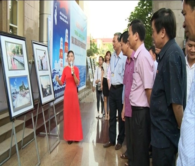 Thuyết minh viên giới thiệu tư liệu hình ảnh về Hoàng Sa, Trường Sa tới các tầng lớp nhân dân.