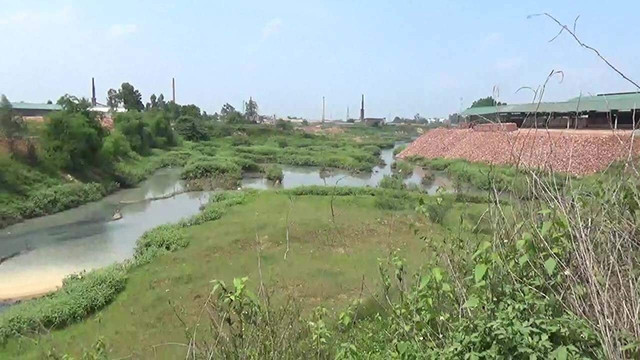 Nước thải từ Khu liên hiệp xử lý chất thải Nam Sơn chảy vào đoạn hợp lưu sông Cầu.