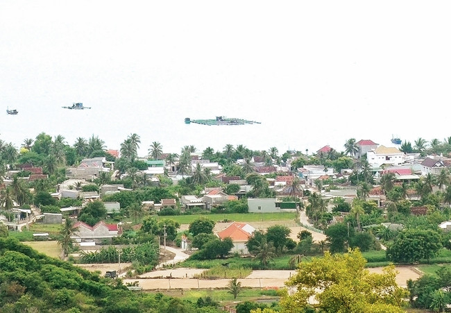 Một góc Ninh Vân nhìn từ đỉnh đèo. 