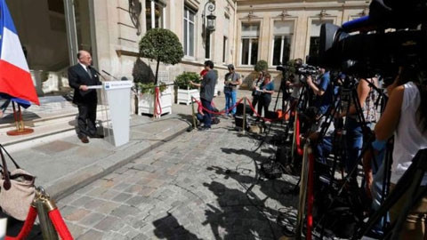 Bộ trưởng Nội vụ Pháp Bernard Cazeneuve tham dự một cuộc họp báo tại trụ sở Bộ Nội vụ nước này ở Paris, Pháp, ngày 22-8 (Ảnh Reuters).