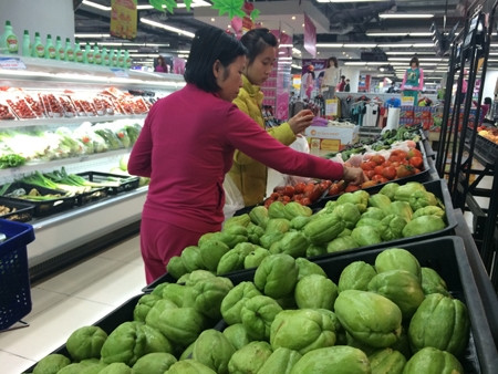 Người dân thắt chặt chi tiêu, hàng hóa tiêu thụ chậm.