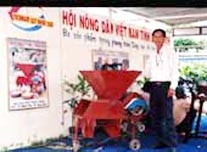 Anh Trai và chiếc máy quạt lúa
tự sáng chế tại Techmart
Quy Nhơn 2005.