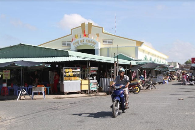 Chợ trung tâm xã Mỹ Khánh đã đi vào hoạt động nhưng tranh chấp vẫn tiếp tục diễn ra.