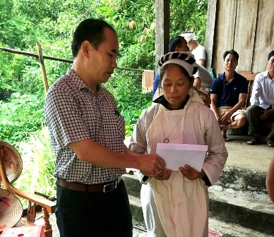 Lãnh đạo huyện Ba Bể thăm hỏi, động viên, hỗ trợ vật chất cho gia đình ông Bộ. 