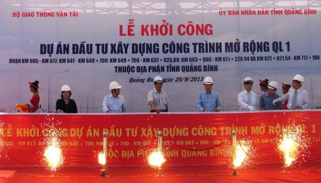 Ấn nút phát lệnh khởi công dự án mở rộng Quốc lộ 1A đi qua Quảng Bình