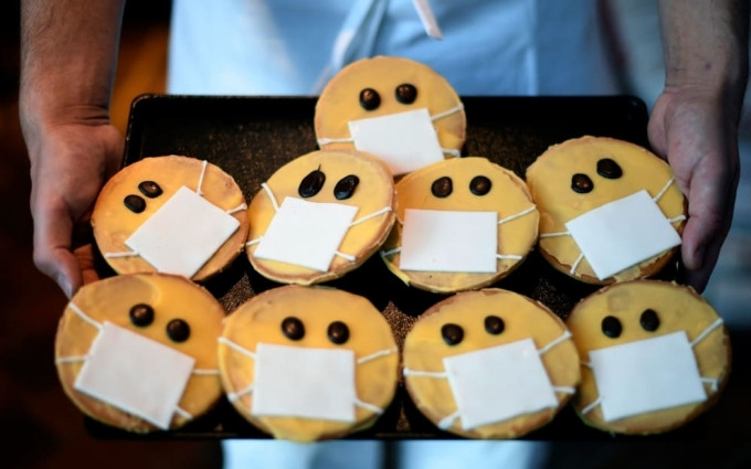 Bánh quy "đeo khẩu trang" vào mùa dịch. (Ảnh: Getty)