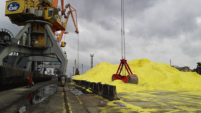 Khoảng bốn vạn tấn lưu huỳnh không được che chắn đang nằm tại khu vực cảng Hoàng Diệu.