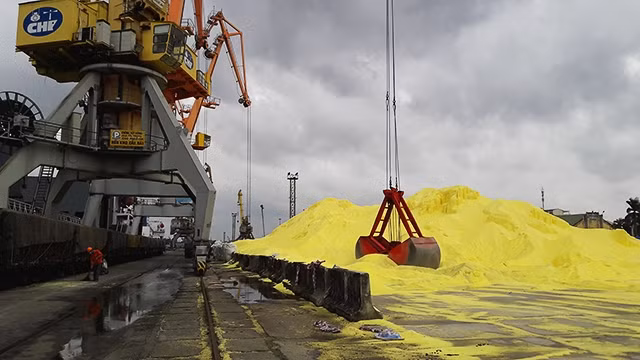 Khoảng bốn vạn tấn lưu huỳnh không được che chắn đang nằm tại khu vực cảng Hoàng Diệu.