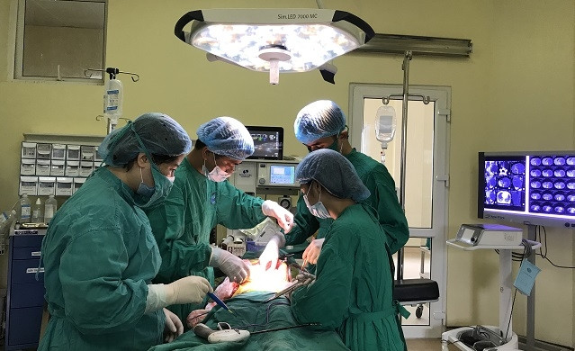 Các bác sĩ tiến hành phẫu thuật loại bỏ khối u thận khủng cho bệnh nhi. 