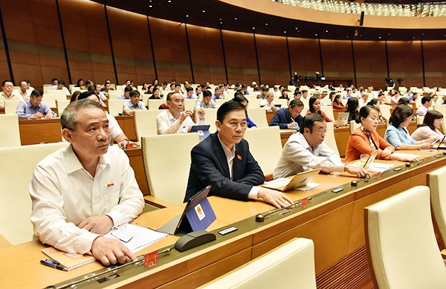 Các đại biểu Quốc hội biểu quyết thông qua Luật sửa đổi, bổ sung một số điều của Luật Quản lý, sử dụng vũ khí, vật liệu nổ và công cụ hỗ trợ. Ảnh: DUY LINH