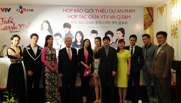 Dàn diễn viên phim chụp hình cùng khách mời tại lễ ra mắt.