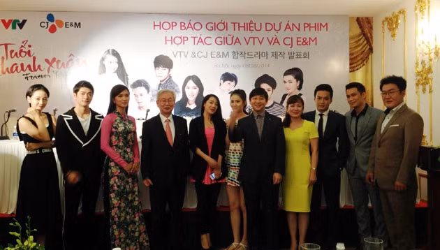 Dàn diễn viên phim chụp hình cùng khách mời tại lễ ra mắt.