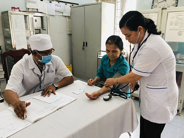 Kiểm tra sức khỏe cho người dân tại Trạm y tế xã Krông Na, huyện Buôn Đôn (Đác Lắc).