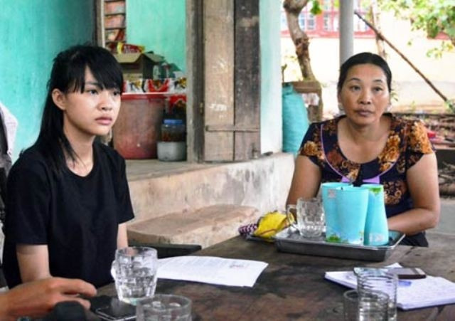 Niềm vui vỡ òa đến với em Bùi Kiều Nhi và mẹ khi nhận tin lãnh đạo Bộ Công an đã chấp nhận cho em vào học tại Học viện Chính trị CAND.