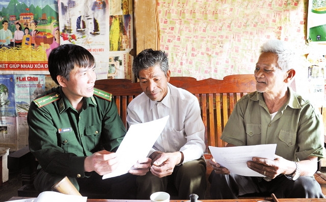 Cán bộ, chiến sĩ Ðồn Biên phòng Ka Lăng (Lai Châu) thường xuyên tiếp xúc, lắng nghe ý kiến của nhân dân. Ảnh: TRẦN HẢI