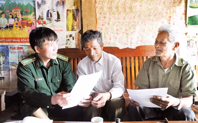 Cán bộ, chiến sĩ Ðồn Biên phòng Ka Lăng (Lai Châu) thường xuyên tiếp xúc, lắng nghe ý kiến của nhân dân. Ảnh: TRẦN HẢI