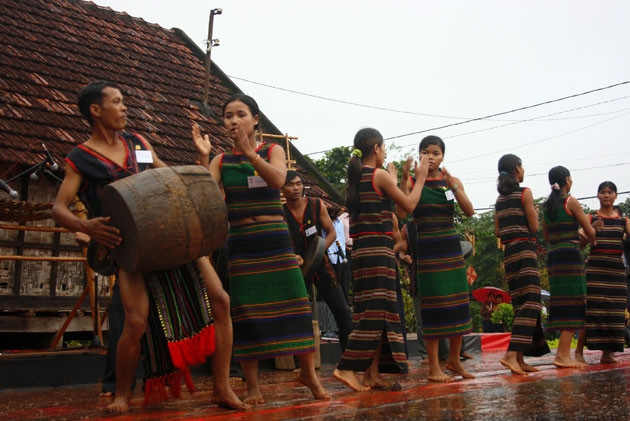 Trình diễn cồng chiêng Tây Nguyên.