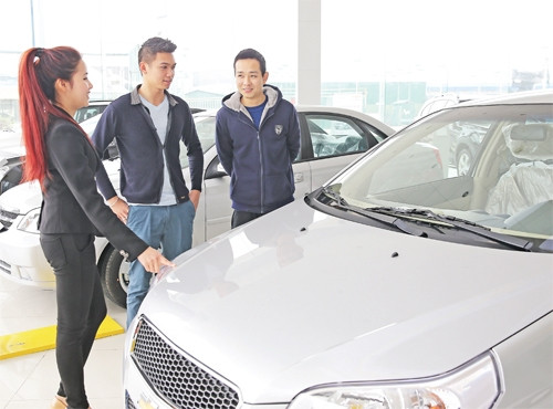 Mua xe tại đại lý ô-tô, khách hàng sẽ được nhân viên bán hàng tư vấn nhiệt tình những chiêu thức “lách” phí. Ảnh: DƯƠNG MAI
