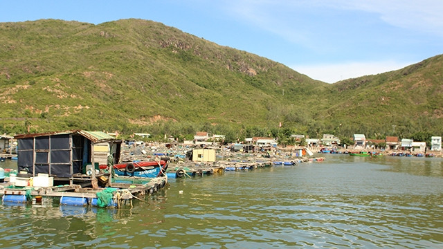 Hải Minh, xóm dưới chân núi co cụm như một “ốc đảo” bên đầm.