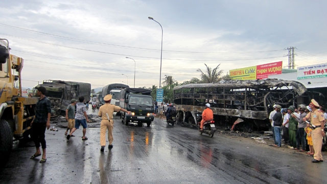 Lực lượng cảnh sát giao thông giải tỏa hiện trường bảo đảm giao thông không bị ùn tắc.
