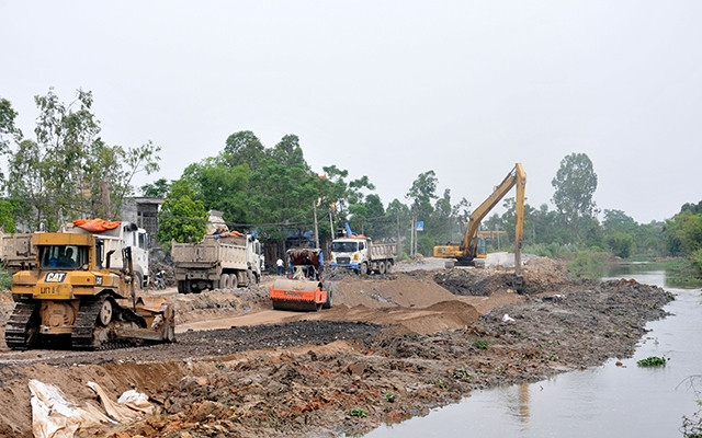 Tuyến đường Bái Đính - Ba Sao ngổn ngang do thiếu mặt bằng sạch để thi công.