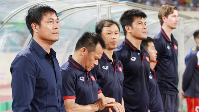 HLV Hữu Thắng (ngoài cùng bên trái) từ chức sau thất bại tại SEA Games 29.Ảnh: LÊ MINH