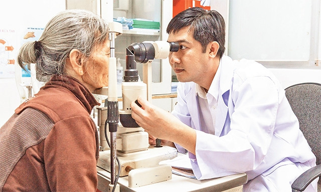Khám mắt cho người bệnh. 