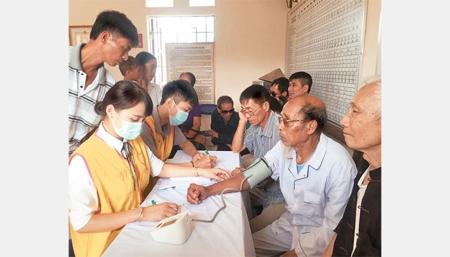 Các bác sĩ tình nguyện khám, chữa bệnh cho người dân huyện Lương Tài (Bắc Ninh).