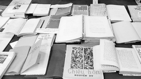 Những tác phẩm của Nguyễn Du được trưng bày tại hội thảo "Đại thi hào dân tộc, Danh nhân văn hóa thế giới Nguyễn Du - Di sản và các giá trị xuyên thời đại". 