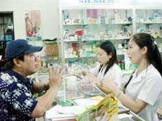 Nhân viên nhà thuốc phải giải
thích giá thuốc tăng cho bệnh nhân.