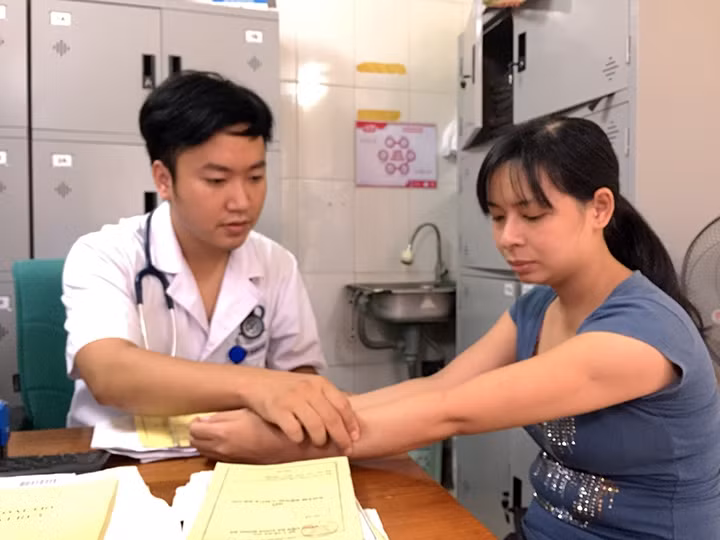 Người bệnh mắc sốt xuất huyết thăm khám tại Bệnh viện đa khoa Ðống Ða (Hà Nội).