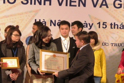 Lê Thu Hương (bên trái) nhận bằng khen do Thứ trưởng Bộ GD-ĐT Bùi Văn Ga trao. 
