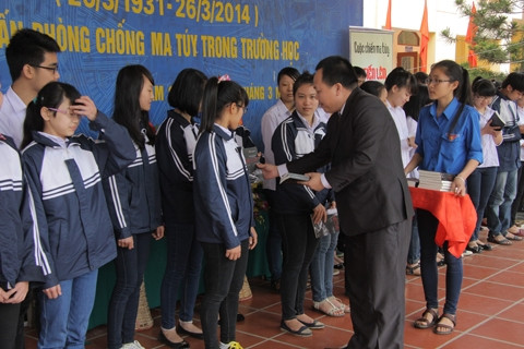 Ông Trung Tuấn tặng cuốn tự truyện của mình tại Trường THPT Nam Sách (Hải Dương) 