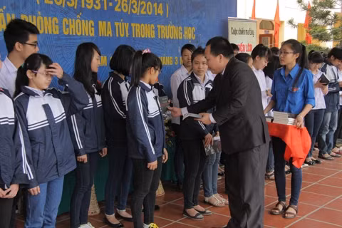 Ông Trung Tuấn tặng cuốn tự truyện của mình tại Trường THPT Nam Sách (Hải Dương) 