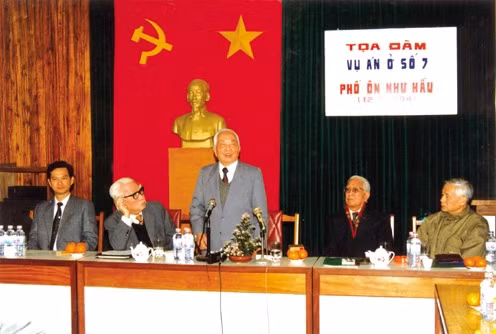 Đại tướng Võ Nguyên Giáp, nguyên Bộ trưởng Bộ Nội vụ, trực tiếp chỉ đạo Nha Công an Trung ương thời kỳ trấn áp Quốc dân đảng cùng các đồng chí: Lê Giản, Lê Hữu Qua, Nguyễn Tài và Nguyễn Tấn Dũng tại b