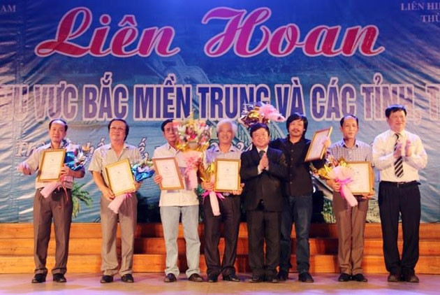  Trao thưởng cho sáu nhạc sĩ có tác phẩm xuất sắc đạt giải A tại liên hoan.