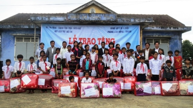 Có 150 trẻ em nghèo ở vùng cao A Lưới trao tặng chăn ấm trong đợt này.