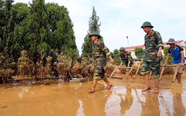 Cán bộ, chiến sĩ Ban Chỉ huy quân sự huyện Thanh Sơn giúp người dân khắc phục thiệt hại sau bão năm 2018.