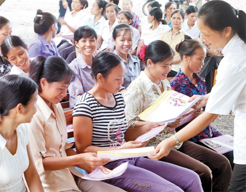 Phát tờ rơi tuyên truyền về công tác dân số - kế hoạch hóa gia đình tại Hà Nội.