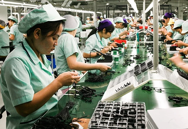 Sản xuất linh kiện điện tử tại doanh nghiệp FDI trong Khu công nghiệp Việt Nam - Xin-ga-po, Bình Dương.