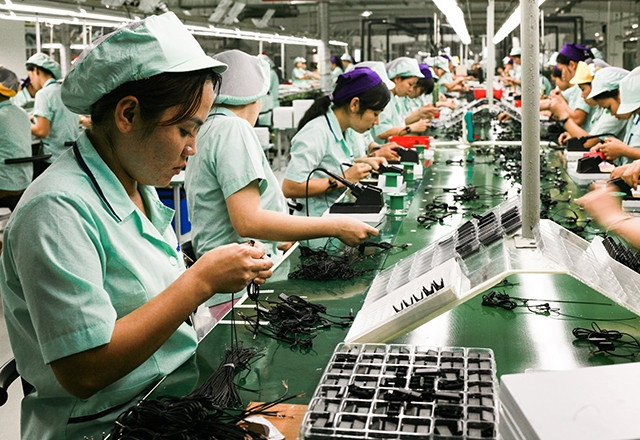 Sản xuất linh kiện điện tử tại doanh nghiệp FDI trong Khu công nghiệp Việt Nam - Xin-ga-po, Bình Dương.