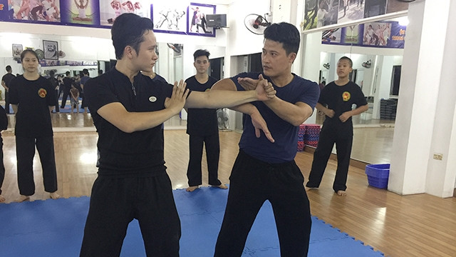 Võ sư Lê Phương Trình dạy võ cho các môn sinh trong lớp học ở Cầu Giấy.