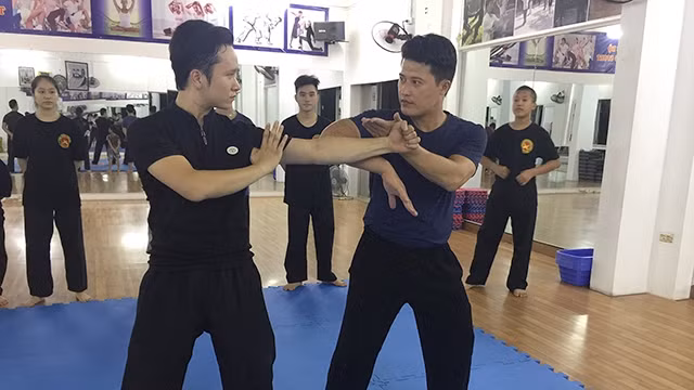 Võ sư Lê Phương Trình dạy võ cho các môn sinh trong lớp học ở Cầu Giấy.