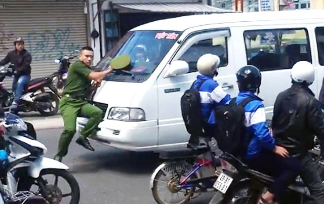 Bị phát hiện vi phạm, lái xe ô-tô lao thẳng vào chiến sĩ công an
