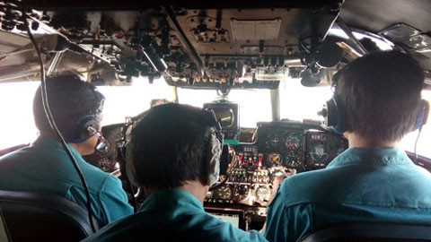 Tổ bay của máy bay AN26 số hiệu 286 bay ra vịnh Thái-lan tìm kiếm máy bay bị nạn. Ảnh: thanhnien.com.vn