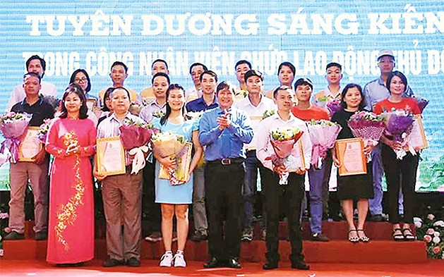 Các cá nhân đạt danh hiệu "Sáng kiến trong công nhân, viên chức lao động Thủ đô năm 2019". Ảnh: NGUYỄN CÔNG