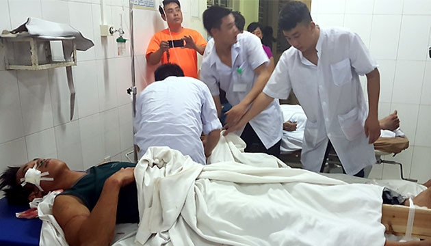 Các nạn nhân đang được điều trị tích cực ở Trung tâm y tế TP Móng Cái.