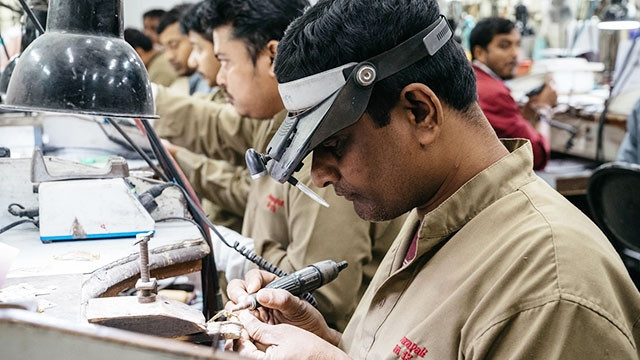 Những người thợ kim hoàn tại xưởng Amrapali. Ảnh: THE GUARDIAN